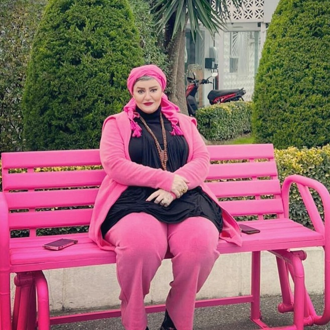 ست صورتی نعیمه نظام دوست با نیمکت + عکس ست صورتی نعیمه نظام دوست با نیمکت + عکس