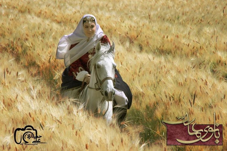 اسب سواری فوقِ حرفه ای و دیده نشده از مریم مومن/عکس اسب سواری فوقِ حرفه ای و دیده نشده از مریم مومن/عکس