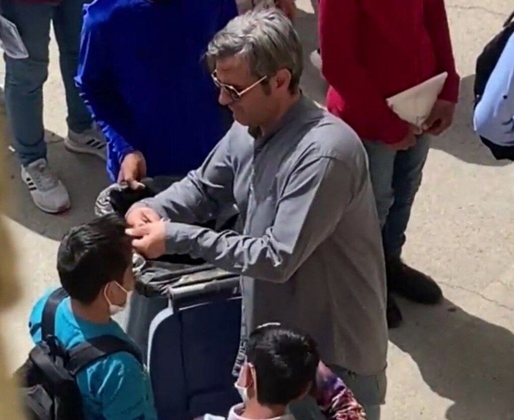 دانش آموزان در صف تحقیر دانش آموزان در صف تحقیر