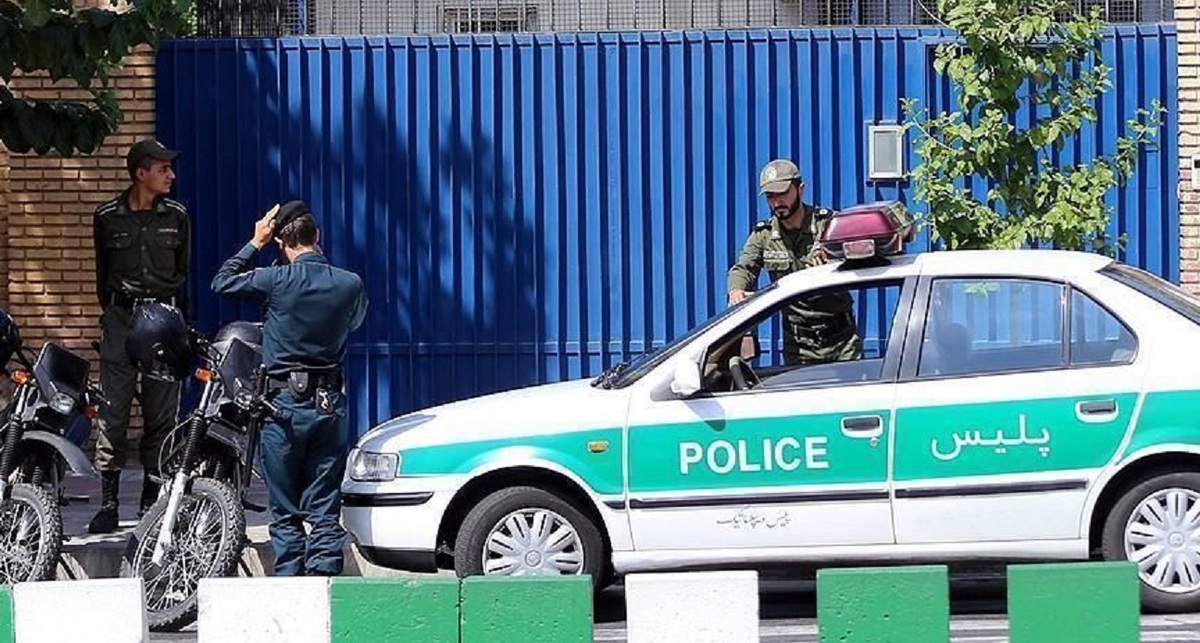 حمله به خودرو شخصی یک مامور در سیستان و بلوچستان/ پلیس: سرگرد نیروی انتظامی شهید و همسرش مجروح شد حمله به خودرو شخصی یک مامور در سیستان و بلوچستان/ پلیس: سرگرد نیروی انتظامی شهید و همسرش مجروح شد