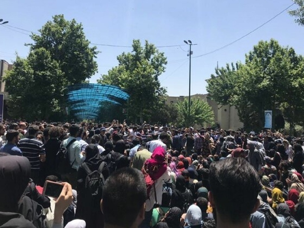 بخش قابل توجهی از شعارهای این روزها درباره کشف حجاب است؛ صحنه گردانها نیز به آن اعتراف کردهاند / ۹۷ درصد زنان و دخترانی که در جوامع غربی مورد تعرض و تجاوز قرار میگیرند، پوشش نامناسب دارند بخش قابل توجهی از شعارهای این روزها درباره کشف حجاب است؛ صحنه گردانها نیز به آن اعتراف کردهاند / ۹۷ درصد زنان و دخترانی که در جوامع غربی مورد تعرض و تجاوز قرار میگیرند، پوشش نامناسب دارند