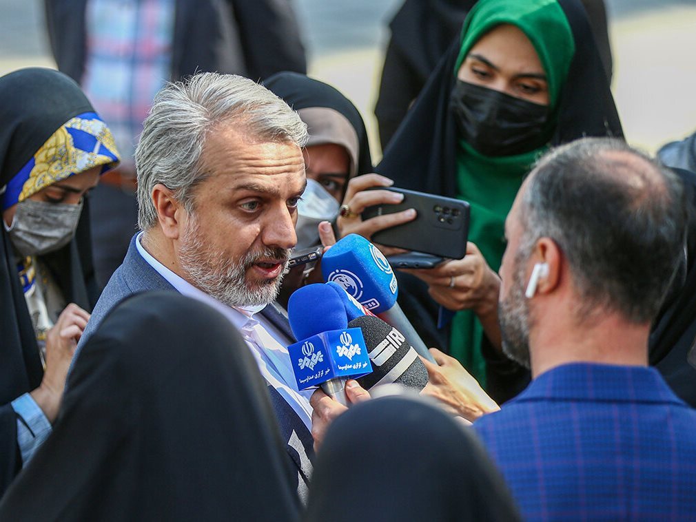 بیش از ۷۰ نفر وارد وزارت صمت شده اند که بصورت فامیلی، سفارش شده بودند؛ اینها حتی سابقه یک ساعت کار اداری هم ندارند بیش از ۷۰ نفر وارد وزارت صمت شده اند که بصورت فامیلی، سفارش شده بودند؛ اینها حتی سابقه یک ساعت کار اداری هم ندارند