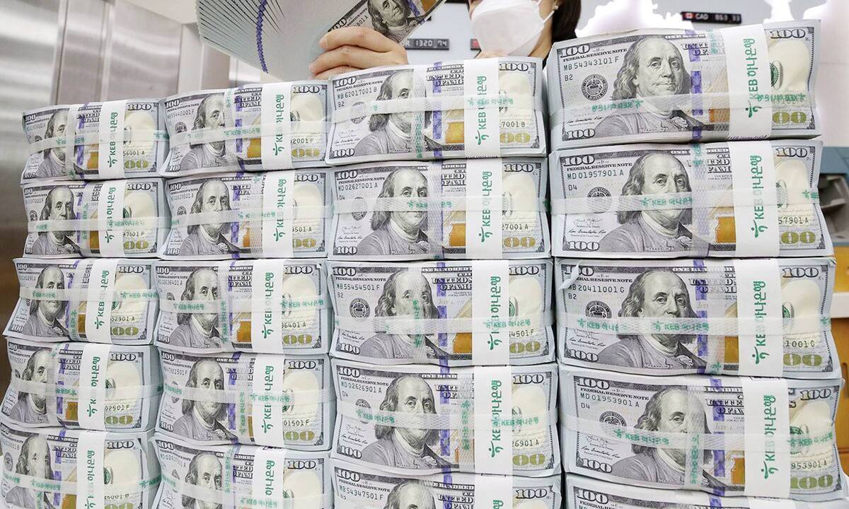 چرا با وجود اینکه بانک مرکزی بر عرضه بیش از تقاضا تاکید دارد، در بازار صف خرید شکل میگیرد؟ چرا با وجود اینکه بانک مرکزی بر عرضه بیش از تقاضا تاکید دارد، در بازار صف خرید شکل میگیرد؟