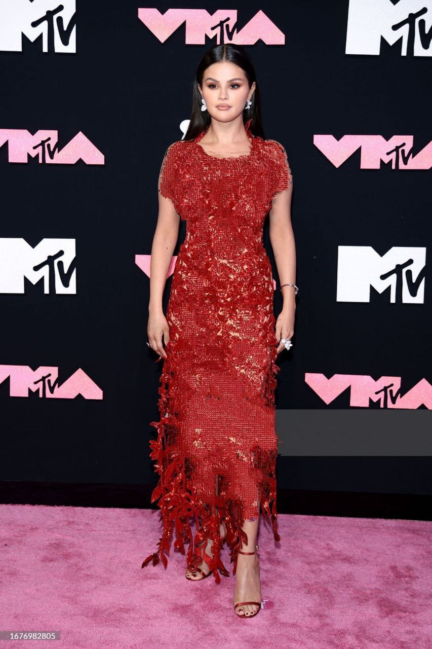 استایل پر زرق و برق سلنا گومز در یک مراسم/عکس استایل پر زرق و برق سلنا گومز در یک مراسم/عکس