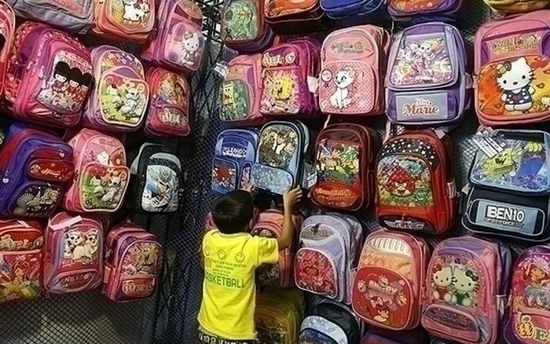 کیفهای وصله پینه زده؛ هدیه دولت سیزدهم به دانش آموزان کیفهای وصله پینه زده؛ هدیه دولت سیزدهم به دانش آموزان