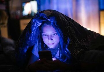 بلایی که نور آبی نمایشگرها بر سر بلوغ نوجوانان میآورد بلایی که نور آبی نمایشگرها بر سر بلوغ نوجوانان میآورد