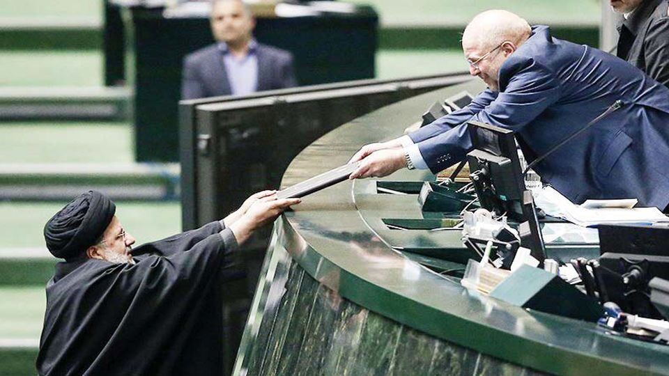 بار سنگین مالیات دولت رییسی روی دوش مردم بار سنگین مالیات دولت رییسی روی دوش مردم