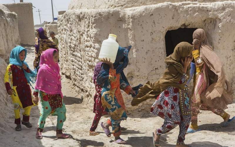 سقوط ایرانیان به چاه فقر ادامه دارد سقوط ایرانیان به چاه فقر ادامه دارد