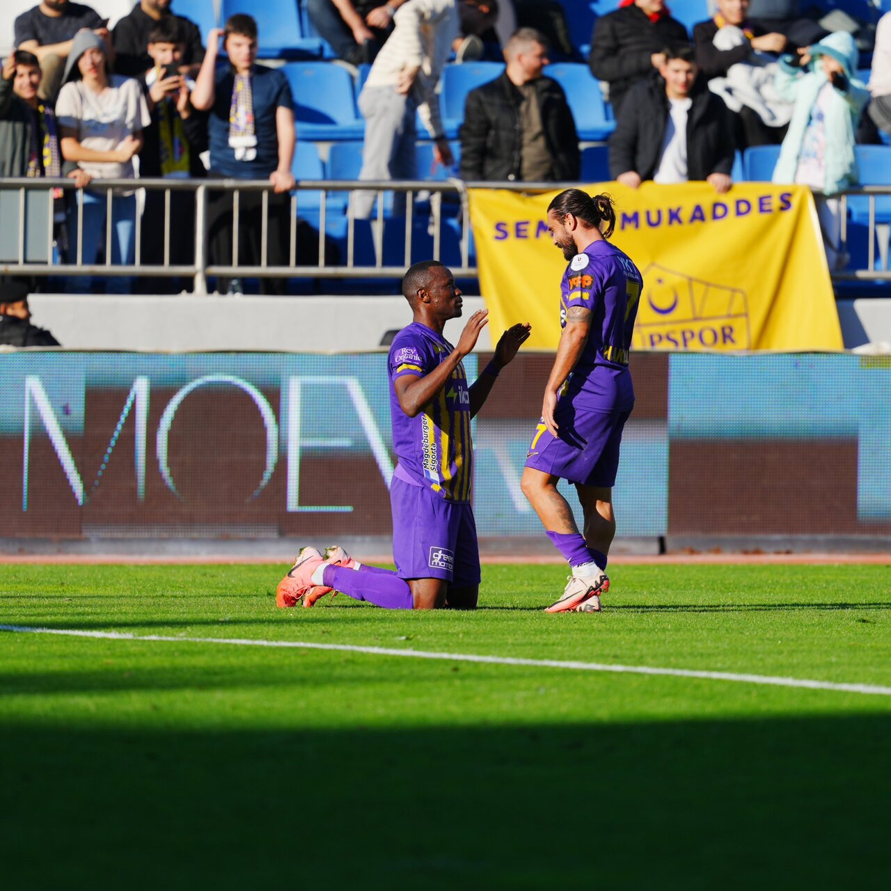 روزگار خوش یک استقلالی کنار ستاره بارسلونا؛ آبیها دلتنگ این ستاره هستند!