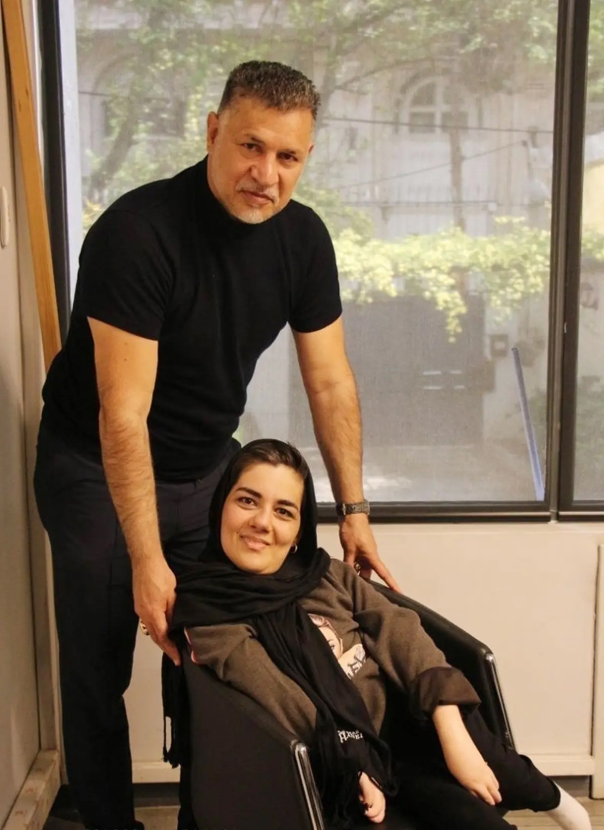 حضور دختر زیبای معروف در دفتر کار علی دایی+ عکس