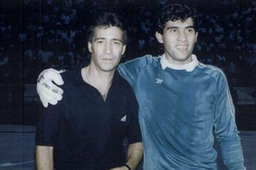 قصه بوسیدن دستان حجازی توسط این پرسپولیسی قصه بوسیدن دستان حجازی توسط این پرسپولیسی