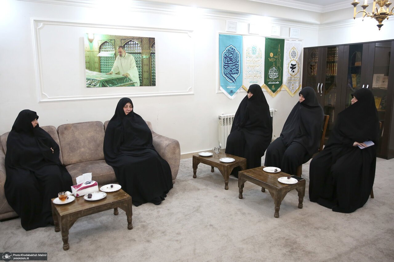 عکس جدید از جمیله علم الهدی و دخترانِ عزادارش /عروس امام هم بود عکس جدید از جمیله علم الهدی و دخترانِ عزادارش /عروس امام هم بود