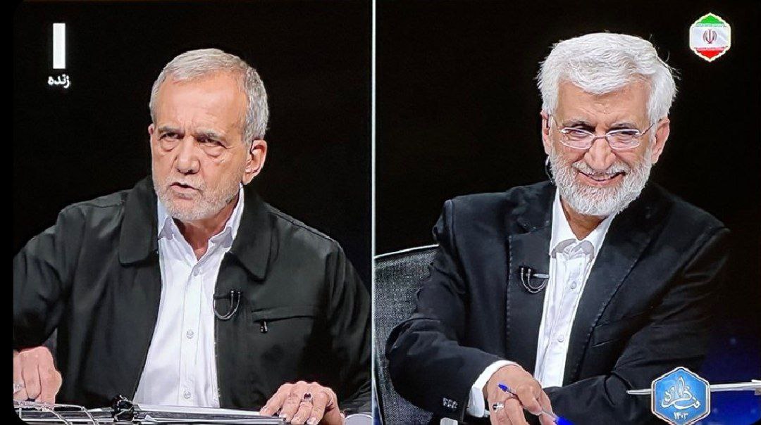 قابی از خندههای عصبی جلیلی در مناظره امشب