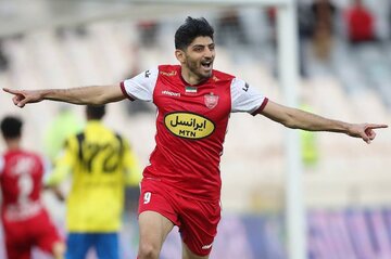 مهدی ترابی با پیراهن تراکتور عکس گرفت! مهدی ترابی با پیراهن تراکتور عکس گرفت!