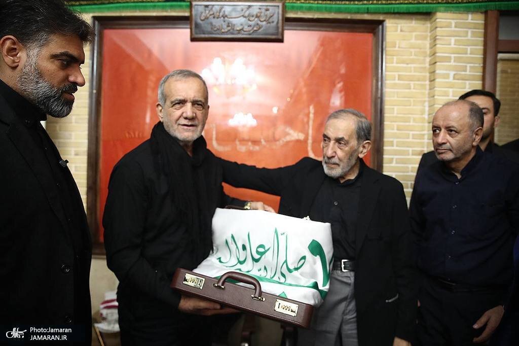 هدیه خاص علی اکبر ولایتی به مسعود پزشکیان