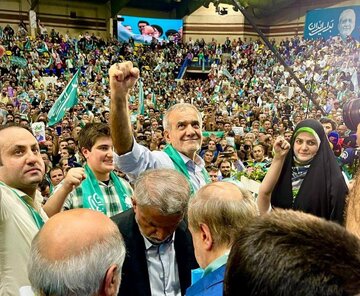 کنایه تند استاد اخراجی دانشگاه شریف در جمع حامیان پزشکیان