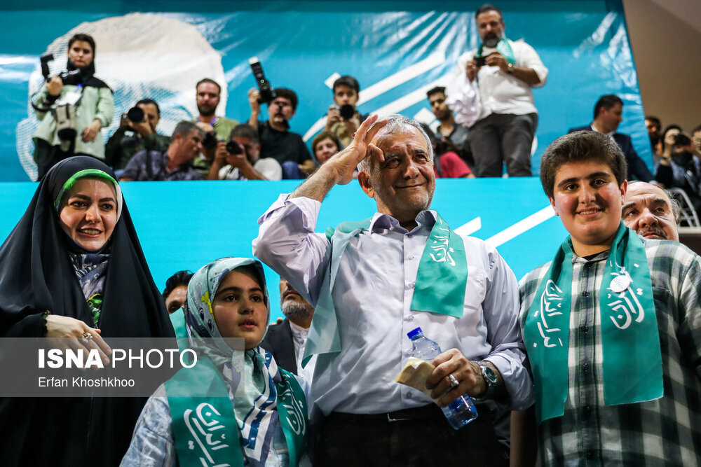 ژست جالب مسعود پزشکیان و دو نوه‌اش