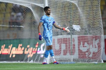 عکس | مهار استثنایی حسینی برای برد استقلال عکس | مهار استثنایی حسینی برای برد استقلال