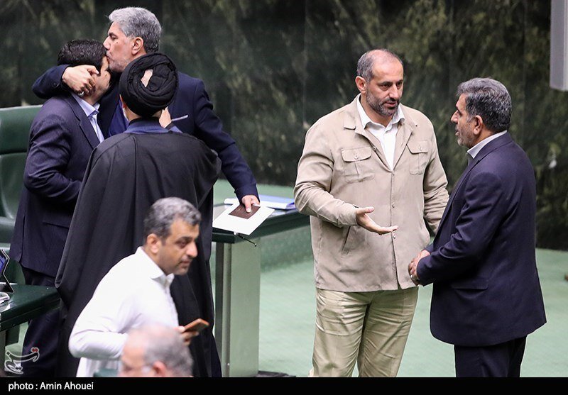 تصاویری متفاوت از روبوسی‌ها در صحن مجلس