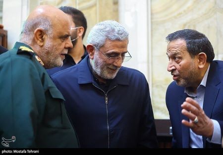 زینب سلیمانی در مراسم بزرگداشت پدر همسرش، هاشم صفی الدین / سردار قاآنی هم بود (عکس) زینب سلیمانی در مراسم بزرگداشت پدر همسرش، هاشم صفی الدین / سردار قاآنی هم بود (عکس)