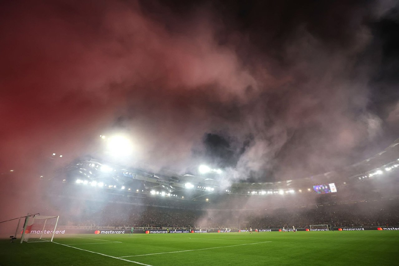 یک توپ جمعکن قربانی آتشبازی هواداران اشتوتگارت!