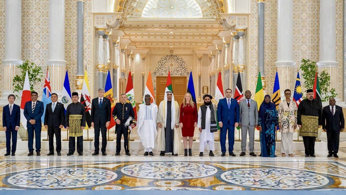 قاب حاشیهساز از سفیر طالبان با یک زن بیحجاب