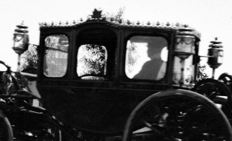 عکس | تونل زمان؛ استقبال «شاه و فرح» از ظاهرشاه و همسرش ملکه حمیرا در سال ۱۳۴۲