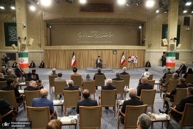 رهبر انقلاب با قدردانی ویژه از رئیس جمهور و دولت: معیشت مردم مهمترین مسئله است؛ برای انضباط بازار چارهاندیشی شود/ روحیه کار و تلاش به جای فضای نه جنگ و نه صلح/ مسئولان و صاحبان قلم و بیان، راویان قدرت و قوت باشند و نه راوی ضعفها رهبر انقلاب با قدردانی ویژه از رئیس جمهور و دولت: معیشت مردم مهمترین مسئله است؛ برای انضباط بازار چارهاندیشی شود/ روحیه کار و تلاش به جای فضای نه جنگ و نه صلح/ مسئولان و صاحبان قلم و بیان، راویان قدرت و قوت باشند و نه راوی ضعفها