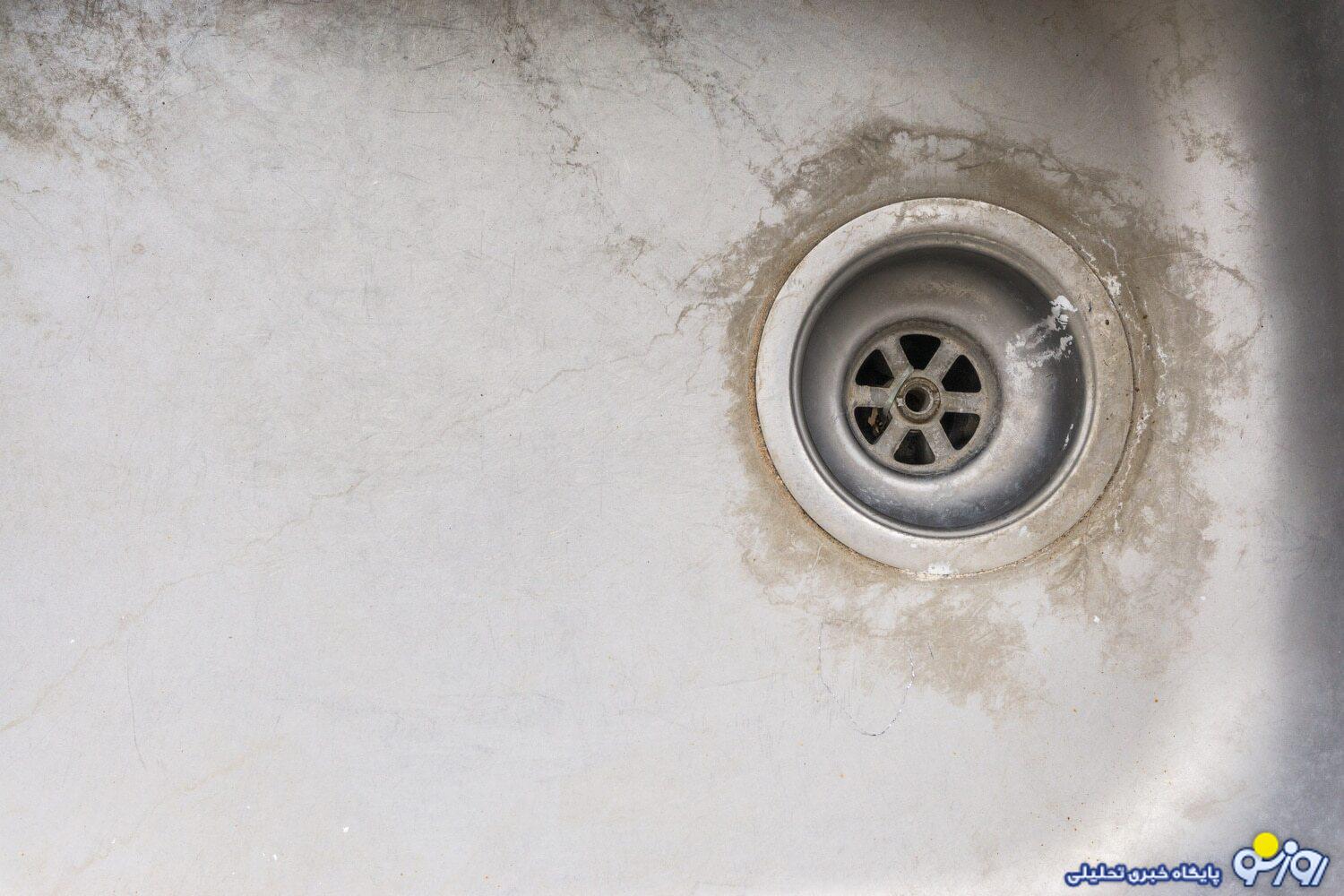 چگونه لکههای سینک ظرفشویی را بهطور کامل از بین ببریم؟ چگونه لکههای سینک ظرفشویی را بهطور کامل از بین ببریم؟