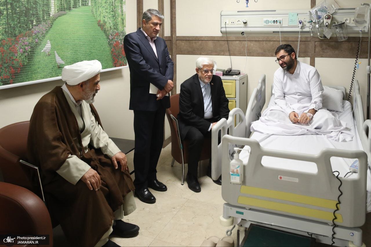 گریه معاون پزشکیان در آغوش محمدرضا عارف/ عیادت عارف و نماینده رهبری از سقاب اصفهانی+تصاویر