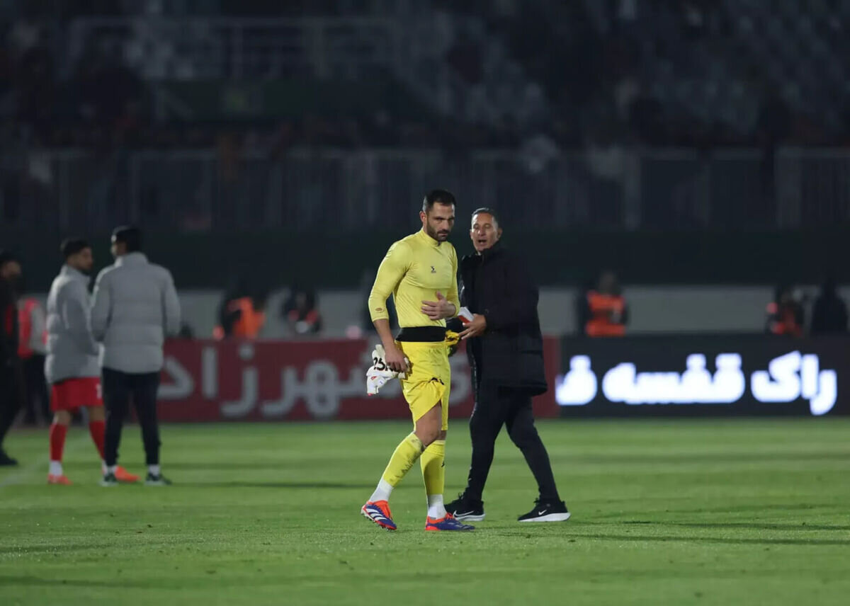 عکس | چرا مربی پرسپولیس پیراهن دروازه‌بان استقلال را گرفت؟