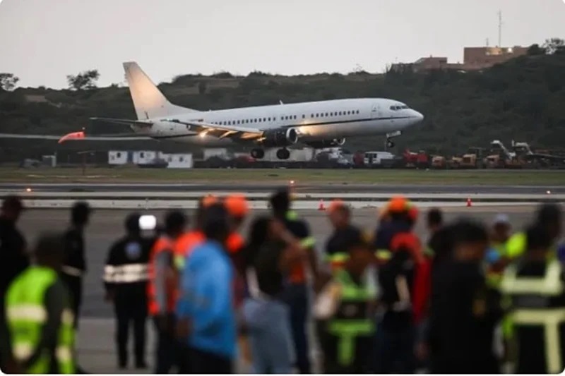 نیویورک تایمز: پرواز اخراج شهروندان ایرانی از آمریکا، شامل افراد اخراج‌شده از کشور‌های عربی و روسیه نیز بود / اتباع عرب و روس در مصر از هواپیما پیاده می‌شوند؛ ایرانی‌ها سپس به کویت پرواز می‌کنند تا در آنجا سوار یک هواپیمای چارتر کویتی شوند و به تهران بروند/ دولت ترامپ با تهران به توافقی دست یافته تا ۲ هزار شهروند ایرانیِ در معرض اخراج را با هواپیما‌های چارتر به تهران بفرستد