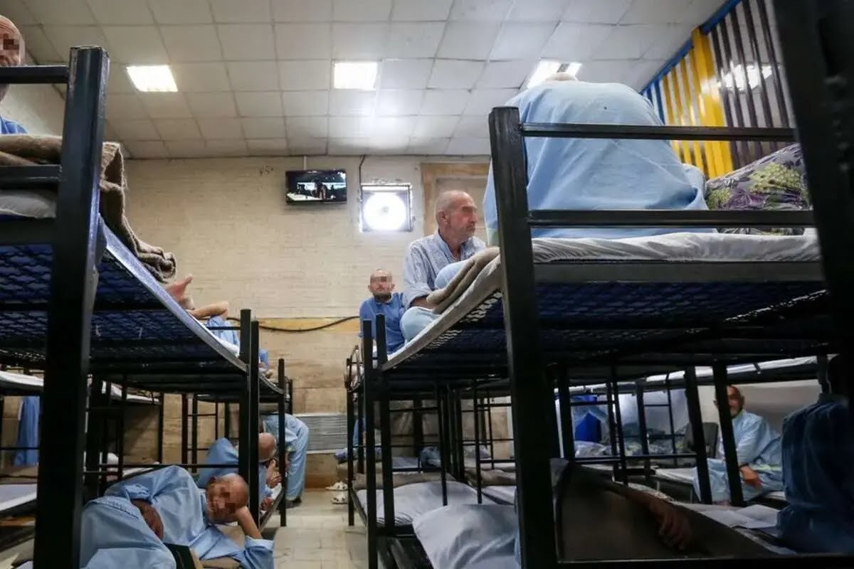 اعتراض جمعی از درمانگران اعتیاد به کمبود «شربت تریاک» / صنف درمانگران اعتیاد: کاهش یا قطع ناگهانی داروی بیماران، عملاً امنیت جانی پزشکان را به خطر میاندازد/ این مسئله خطر سوق دادن بیمار به سمت مواد صنعتی را تشدید میکند اعتراض جمعی از درمانگران اعتیاد به کمبود «شربت تریاک» / صنف درمانگران اعتیاد: کاهش یا قطع ناگهانی داروی بیماران، عملاً امنیت جانی پزشکان را به خطر میاندازد/ این مسئله خطر سوق دادن بیمار به سمت مواد صنعتی را تشدید میکند